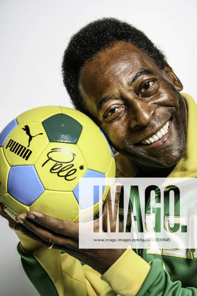 Pele Shooting in Berlin - Pele in Retro-Trainingsanzug, hält die Replica seines Puma Fussballs von 1970.