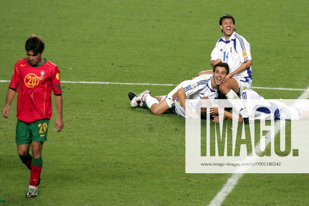 Fußball, EM Finale 2004 in Lissabon, Portugal - Griechenland 0:1 Die Sieger feiern, der Verlierer schleicht von dannen - Panagiotis Fyssas (sitzend), Konstantinos Katsouranis (li.), Basinas (li.unten) und Seitaridis (alle Griechenland wälzen sich überglücklich am Boden, Deco (Portugal) zieht ab Fußball EM Herren Euro 2004, Europameisterschaft, Länderspiel, Nationalmannschaft, Nationalteam, Finale, Trikot, Gruppe pan6530 Lissabon Glück, Begeisterung, Freude,