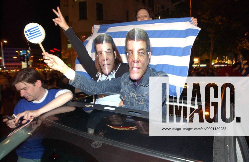 Fußball, EM Finale 2004 in Lissabon, Portugal - Griechenland 0:1 Europameister! Griechische Fußballfans tragen Masken mit dem Konterfei von Nationaltrainer Otto Rehhagel (Griechenland) und feiern in Berlin den Titelgewinn ihres Teams mit einem Autokorso Fußball EM Herren Euro 2004, Europameisterschaft, Länderspiel, Nationalmannschaft, Nationalteam, Finale, Endspiel Gruppe Kudamm, Kurfürstendamm Berlin, Einwanderer, Einwanderung, Immigranten Freude,