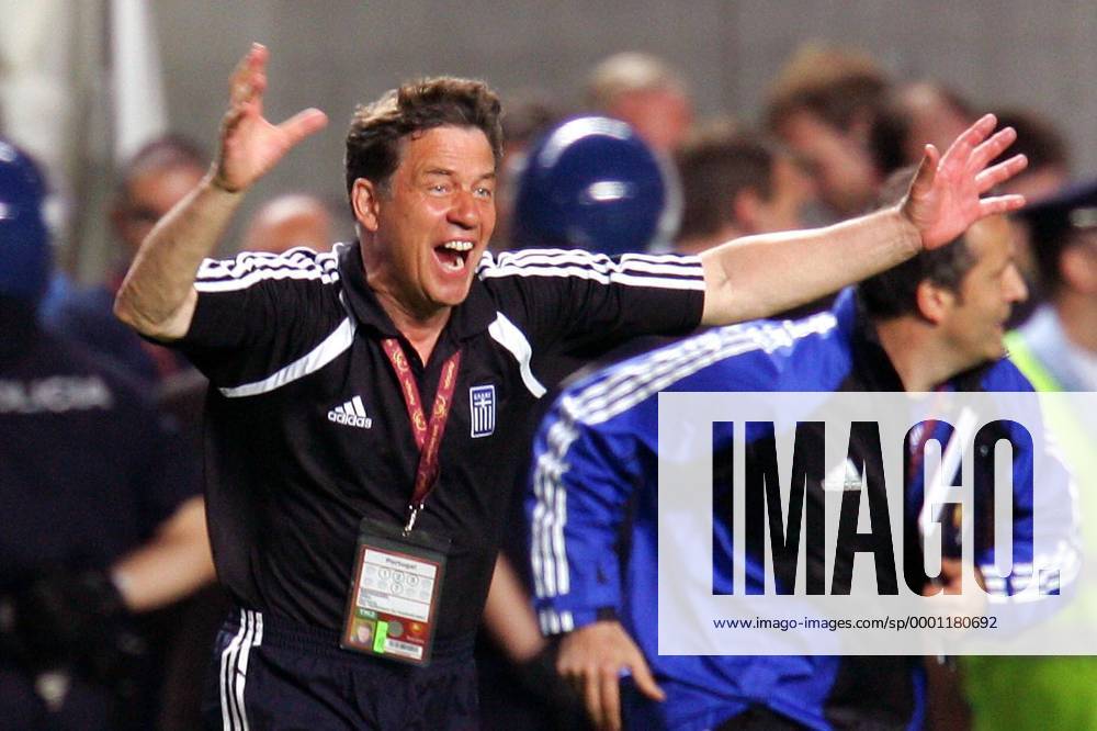 Fußball, EM Finale 2004 in Lissabon, Portugal - Griechenland 0:1 Griechenland ist Europameister! Nationaltrainer Otto Rehhagel schreit seine Freude heraus Fußball EM Herren Euro 2004, Europameisterschaft, Länderspiel, Nationalmannschaft, Nationalteam, Finale, Endspiel Einzelbild Lissabon Freude, Begeisterung,