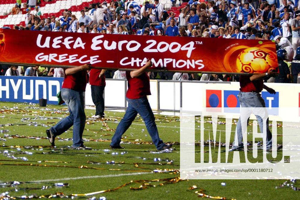 Fußball, EM Finale 2004 in Lissabon, Portugal - Griechenland 0:1 Nach der Siegerehrung wird das Podium mit dem Schriftzug UEFA Euro 2004 GREECE-CHAMPIONS abgebaut - die Europameisterschaft ist endgültig vorbei Fußball EM Herren Euro 2004, Europameisterschaft, Länderspiel, Nationalmannschaft, Nationalteam, Finale, Endspiel Einzelbild Ende, Aus, Schluss, Schluß, abräumen, aufräumen Lissabon, Aufräumarbeiten