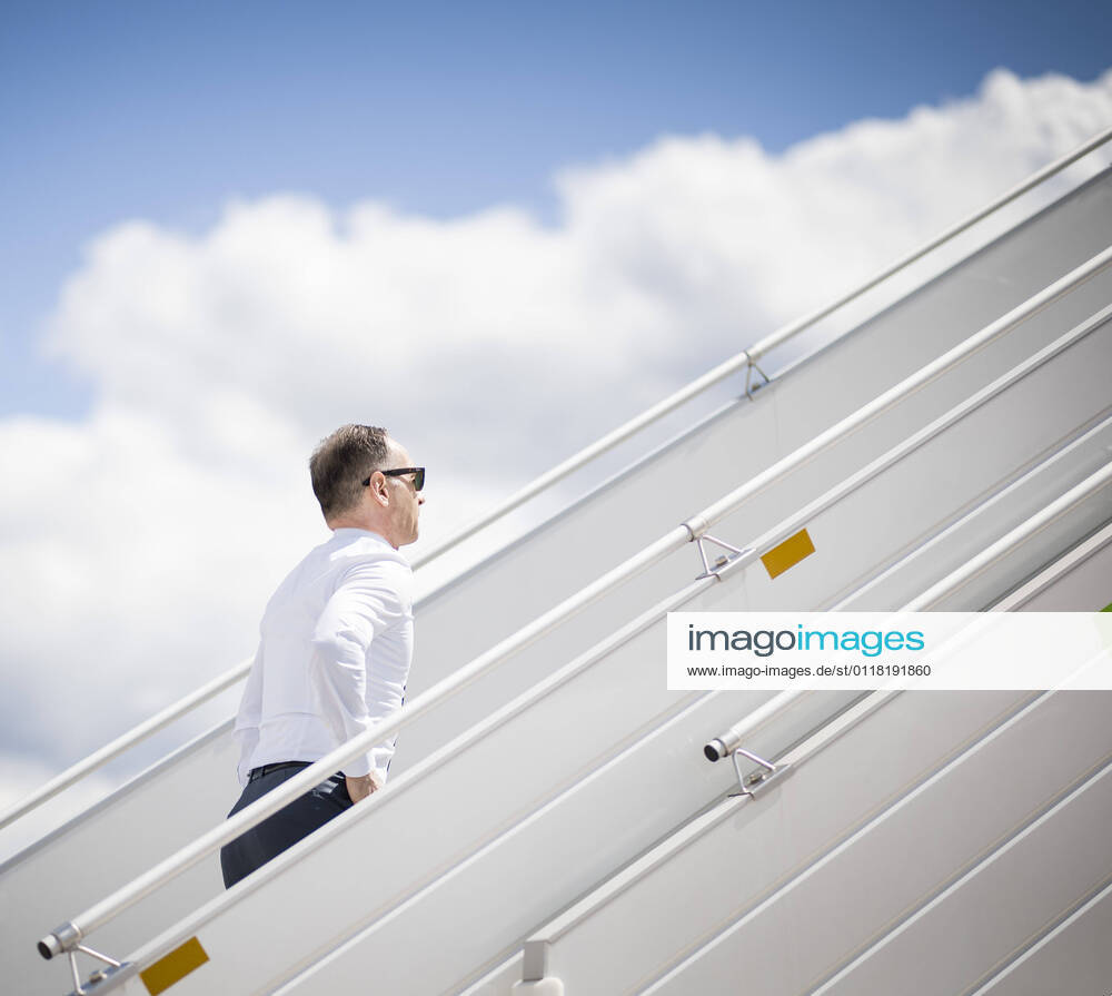 Bundesaussenminister Heiko Maas, SPD, aufgenommen beim betreten eines Flugzeuges der Flugbereitschaft der Bundeswehr, anlaesslich der Teilnahme an der Internationalen Konferenz zur Unterstuetzung der sudanesischen Transition in Paris, am Flughafen Berlin Brandenburg. 17.05.2021. Berlin Deutschland