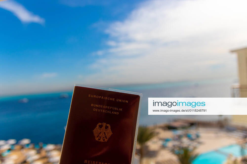 Reisepass der Bundesrepublik Deutschland vor einem unscharfen Urlaubshintergrund
