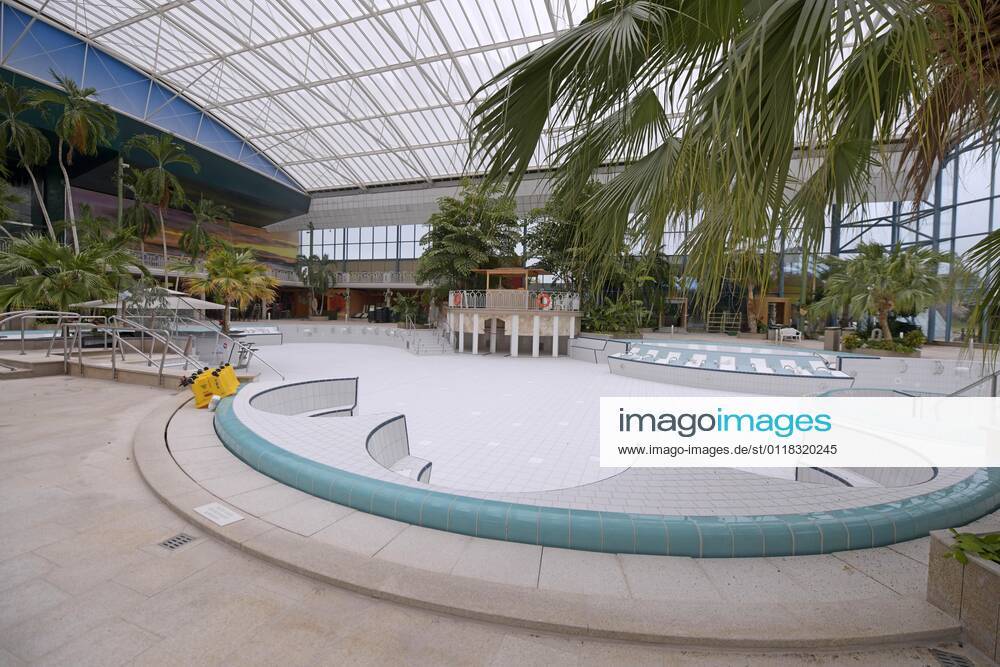 Bad Wörishofen, 300 Tage im Corona-Lockdown, die Therme in Bad Wörishofen nutzt die Zeit ohne Gäste um umfangreiche Renovierungen und Neubauten zu realisieren. Geschäftsführer Jörg Wund hofft auf bald sinkende Infektionszahlen um Aussicht auf Wiedereröffnung zu haben. Die Therme musste bisher einen Umsatzrückgang von 12 Millionen Euro verkraften. Hier der Thermenbereich, das große Becken ist ohne Wasser, die weissen Fliesen wurden teilweise erneuert. 18.05.2021, Bad Wörishofen Therme 300 Tage im Lockdown 18.05.2021, Bad Wörishofen Therme 300 Tage im Lockdown