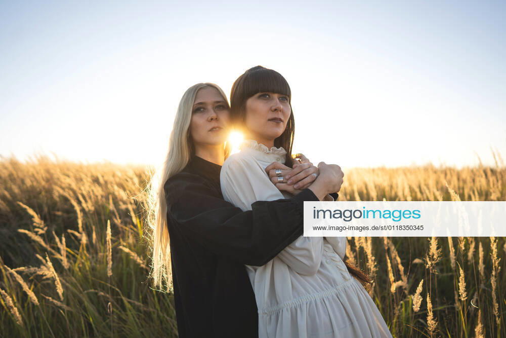 Fashion twin girls posing in black and white clothes in the fiel CR_NAOS210518-747293-01 ,model released, Symbolfoto