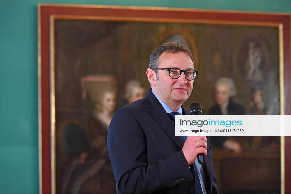 Pressekonferenz zur Programmpräsentation der Mozartwooche 2022 in Salzburg, am 19.05.21. Das Bild zeigt den Chief Market Officer der Internationalen Stiftung Mozarteum in Salzburg, Rainer Heneis, während einer Ansprache an die anwesenden Journalisten. Im Hintergrund ist ein Bild der Familie Mozart zu sehen. 2021 - Pressekonferenz zur Programmpräsentation der Mozartwooche 2022 in Salzburg, am 19.05.21