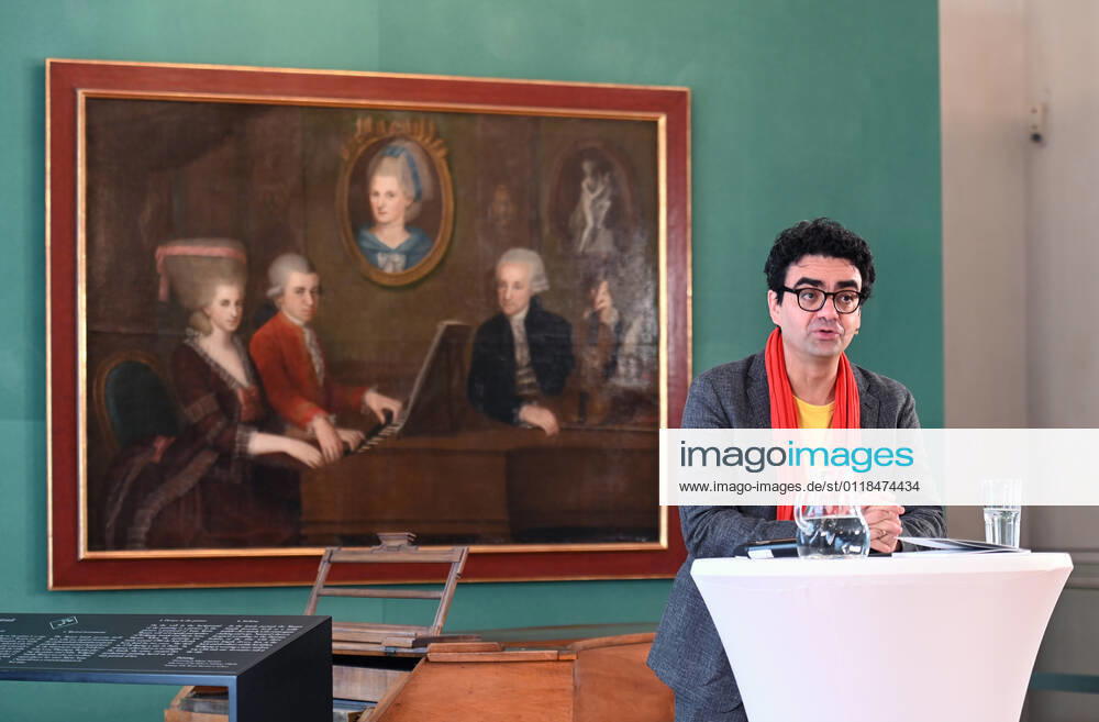 Pressekonferenz zur Programmpräsentation der Mozartwooche 2022 in Salzburg, am 19.05.21. Das Bild zeigt den Intendaten der Mozartwochen, Rolando Villazon während seines Vortrags zur Programmpräsentation. Im Hintergrund ist ein Bild der Familie Mozart zu sehen. 2021 - Pressekonferenz zur Programmpräsentation der Mozartwooche 2022 in Salzburg, am 19.05.21
