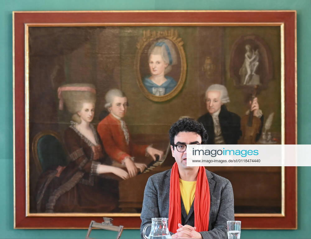 Pressekonferenz zur Programmpräsentation der Mozartwooche 2022 in Salzburg, am 19.05.21. Das Bild zeigt den Intendaten der Mozartwochen, Rolando Villazon während seines Vortrags zur Programmpräsentation. Im Hintergrund ist ein Bild der Familie Mozart zu sehen. 2021 - Pressekonferenz zur Programmpräsentation der Mozartwooche 2022 in Salzburg, am 19.05.21