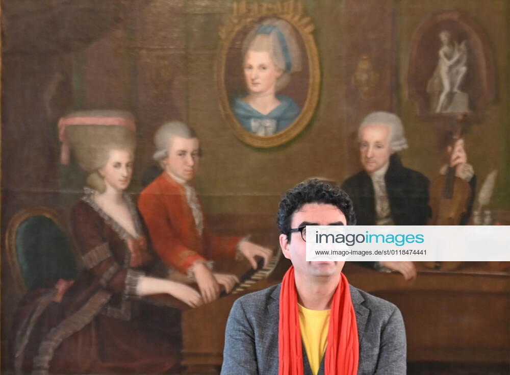 Pressekonferenz zur Programmpräsentation der Mozartwooche 2022 in Salzburg, am 19.05.21. Das Bild zeigt den Intendaten der Mozartwochen, Rolando Villazon während seines Vortrags zur Programmpräsentation. Im Hintergrund ist ein Bild der Familie Mozart zu sehen. 2021 - Pressekonferenz zur Programmpräsentation der Mozartwooche 2022 in Salzburg, am 19.05.21
