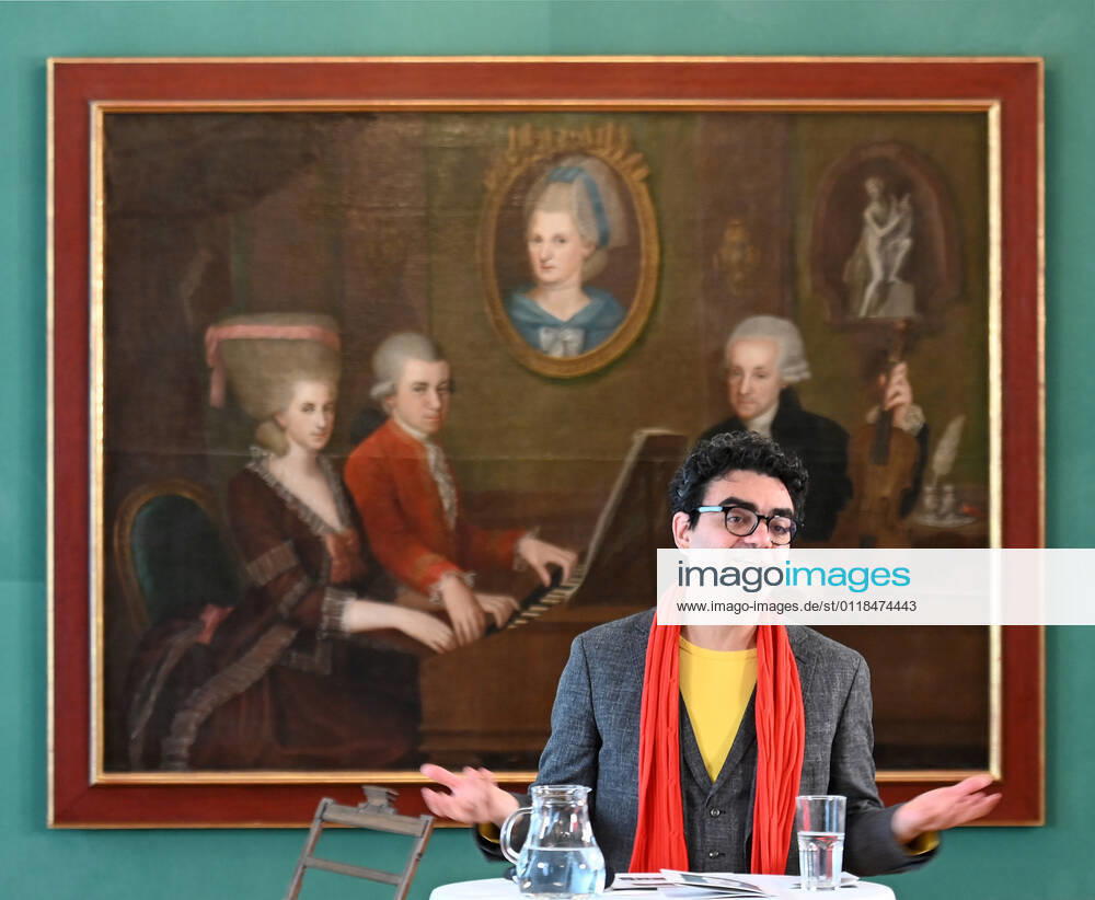 Pressekonferenz zur Programmpräsentation der Mozartwooche 2022 in Salzburg, am 19.05.21. Das Bild zeigt den Intendaten der Mozartwochen, Rolando Villazon während seines Vortrags zur Programmpräsentation. Im Hintergrund ist ein Bild der Familie Mozart zu sehen. 2021 - Pressekonferenz zur Programmpräsentation der Mozartwooche 2022 in Salzburg, am 19.05.21