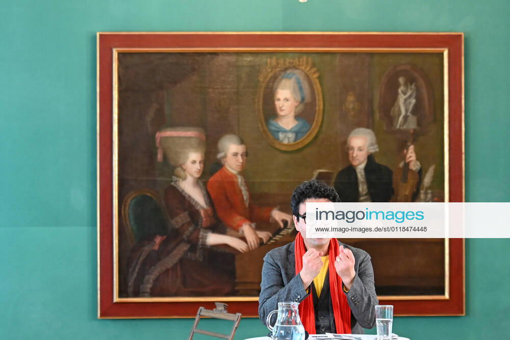 Pressekonferenz zur Programmpräsentation der Mozartwooche 2022 in Salzburg, am 19.05.21. Das Bild zeigt den Intendaten der Mozartwochen, Rolando Villazon während seines Vortrags zur Programmpräsentation. Im Hintergrund ist ein Bild der Familie Mozart zu sehen. 2021 - Pressekonferenz zur Programmpräsentation der Mozartwooche 2022 in Salzburg, am 19.05.21