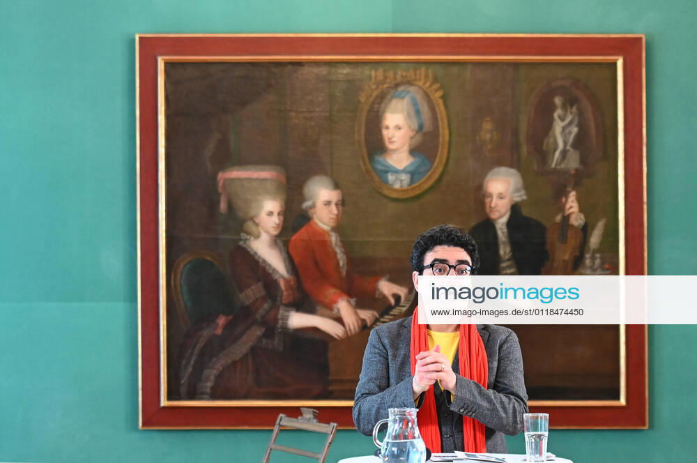 Pressekonferenz zur Programmpräsentation der Mozartwooche 2022 in Salzburg, am 19.05.21. Das Bild zeigt den Intendaten der Mozartwochen, Rolando Villazon während seines Vortrags zur Programmpräsentation. Im Hintergrund ist ein Bild der Familie Mozart zu sehen. 2021 - Pressekonferenz zur Programmpräsentation der Mozartwooche 2022 in Salzburg, am 19.05.21