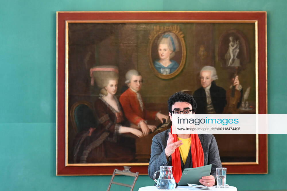Pressekonferenz zur Programmpräsentation der Mozartwooche 2022 in Salzburg, am 19.05.21. Das Bild zeigt den Intendaten der Mozartwochen, Rolando Villazon während seines Vortrags zur Programmpräsentation. Im Hintergrund ist ein Bild der Familie Mozart zu sehen. 2021 - Pressekonferenz zur Programmpräsentation der Mozartwooche 2022 in Salzburg, am 19.05.21