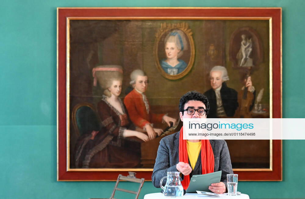 Pressekonferenz zur Programmpräsentation der Mozartwooche 2022 in Salzburg, am 19.05.21. Das Bild zeigt den Intendaten der Mozartwochen, Rolando Villazon während seines Vortrags zur Programmpräsentation. Im Hintergrund ist ein Bild der Familie Mozart zu sehen. 2021 - Pressekonferenz zur Programmpräsentation der Mozartwooche 2022 in Salzburg, am 19.05.21