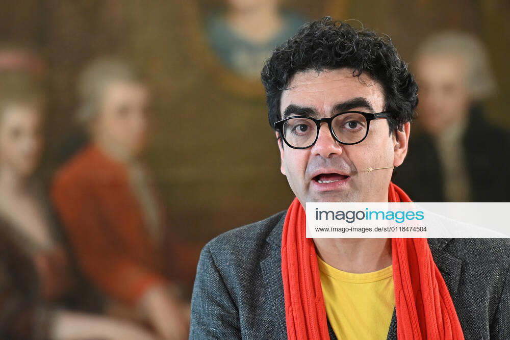 Pressekonferenz zur Programmpräsentation der Mozartwooche 2022 in Salzburg, am 19.05.21. Das Bild zeigt den Intendaten der Mozartwochen, Rolando Villazon während seines Vortrags zur Programmpräsentation. Im Hintergrund ist ein Bild der Familie Mozart zu sehen. 2021 - Pressekonferenz zur Programmpräsentation der Mozartwooche 2022 in Salzburg, am 19.05.21