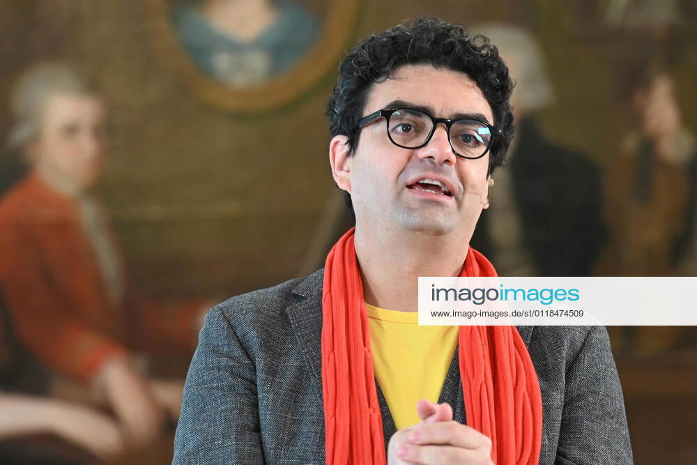 Pressekonferenz zur Programmpräsentation der Mozartwooche 2022 in Salzburg, am 19.05.21. Das Bild zeigt den Intendaten der Mozartwochen, Rolando Villazon während seines Vortrags zur Programmpräsentation. Im Hintergrund ist ein Bild der Familie Mozart zu sehen. 2021 - Pressekonferenz zur Programmpräsentation der Mozartwooche 2022 in Salzburg, am 19.05.21
