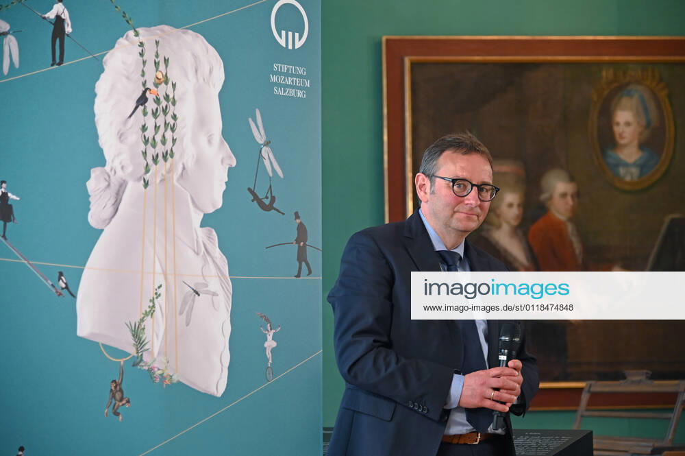 Pressekonferenz zur Programmpräsentation der Mozartwooche 2022 in Salzburg, am 19.05.21. Das Bild zeigt den Chief Market Officer der Internationalen Stiftung Mozarteum in Salzburg, Rainer Heneis, während einer Ansprache an die anwesenden Journalisten. Im Hintergrund ist ein Bild der Familie Mozart zu sehen, im Vordergrund ein RollUp der Mozartwochen. 2021 - Pressekonferenz zur Programmpräsentation der Mozartwooche 2022 in Salzburg, am 19.05.21