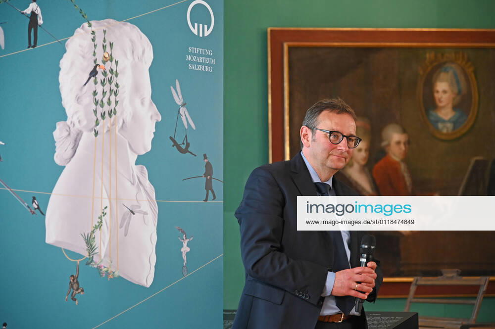 Pressekonferenz zur Programmpräsentation der Mozartwooche 2022 in Salzburg, am 19.05.21. Das Bild zeigt den Chief Market Officer der Internationalen Stiftung Mozarteum in Salzburg, Rainer Heneis, während einer Ansprache an die anwesenden Journalisten. Im Hintergrund ist ein Bild der Familie Mozart zu sehen, im Vordergrund ein RollUp der Mozartwochen. 2021 - Pressekonferenz zur Programmpräsentation der Mozartwooche 2022 in Salzburg, am 19.05.21