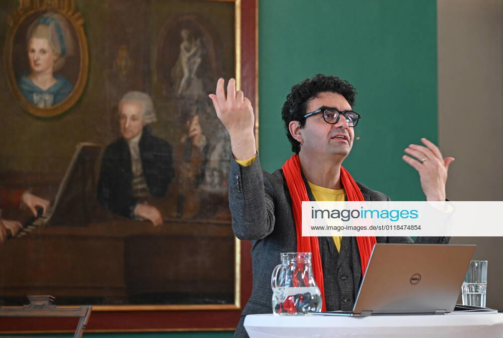 Pressekonferenz zur Programmpräsentation der Mozartwooche 2022 in Salzburg, am 19.05.21. Das Bild zeigt den Intendaten der Mozartwochen, Rolando Villazon während seines Vortrags zur Programmpräsentation. Im Hintergrund ist ein Bild der Familie Mozart zu sehen. 2021 - Pressekonferenz zur Programmpräsentation der Mozartwooche 2022 in Salzburg, am 19.05.21