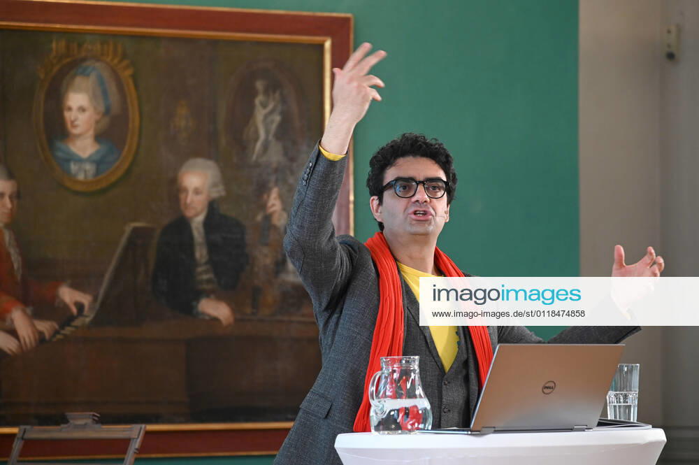Pressekonferenz zur Programmpräsentation der Mozartwooche 2022 in Salzburg, am 19.05.21. Das Bild zeigt den Intendaten der Mozartwochen, Rolando Villazon während seines Vortrags zur Programmpräsentation. Im Hintergrund ist ein Bild der Familie Mozart zu sehen. 2021 - Pressekonferenz zur Programmpräsentation der Mozartwooche 2022 in Salzburg, am 19.05.21