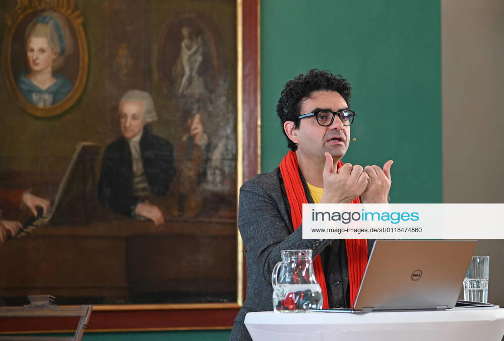Pressekonferenz zur Programmpräsentation der Mozartwooche 2022 in Salzburg, am 19.05.21. Das Bild zeigt den Intendaten der Mozartwochen, Rolando Villazon während seines Vortrags zur Programmpräsentation. Im Hintergrund ist ein Bild der Familie Mozart zu sehen. 2021 - Pressekonferenz zur Programmpräsentation der Mozartwooche 2022 in Salzburg, am 19.05.21