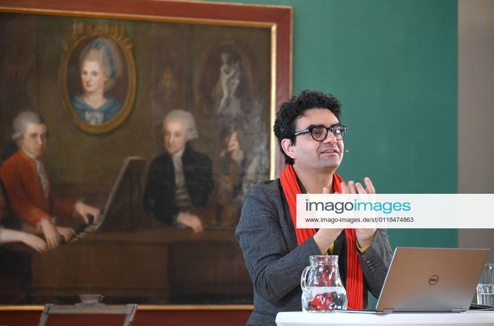 Pressekonferenz zur Programmpräsentation der Mozartwooche 2022 in Salzburg, am 19.05.21. Das Bild zeigt den Intendaten der Mozartwochen, Rolando Villazon während seines Vortrags zur Programmpräsentation. Im Hintergrund ist ein Bild der Familie Mozart zu sehen. 2021 - Pressekonferenz zur Programmpräsentation der Mozartwooche 2022 in Salzburg, am 19.05.21
