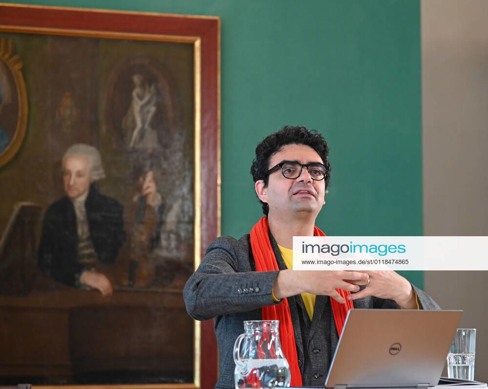 Pressekonferenz zur Programmpräsentation der Mozartwooche 2022 in Salzburg, am 19.05.21. Das Bild zeigt den Intendaten der Mozartwochen, Rolando Villazon während seines Vortrags zur Programmpräsentation. Im Hintergrund ist ein Bild der Familie Mozart zu sehen. 2021 - Pressekonferenz zur Programmpräsentation der Mozartwooche 2022 in Salzburg, am 19.05.21