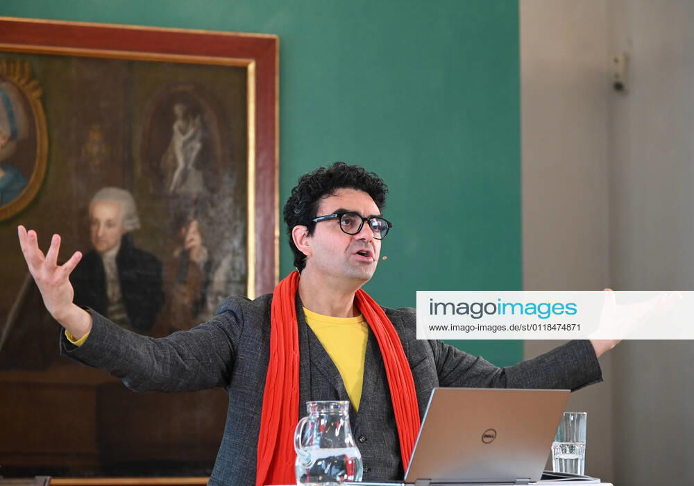 Pressekonferenz zur Programmpräsentation der Mozartwooche 2022 in Salzburg, am 19.05.21. Das Bild zeigt den Intendaten der Mozartwochen, Rolando Villazon während seines Vortrags zur Programmpräsentation. Im Hintergrund ist ein Bild der Familie Mozart zu sehen. 2021 - Pressekonferenz zur Programmpräsentation der Mozartwooche 2022 in Salzburg, am 19.05.21