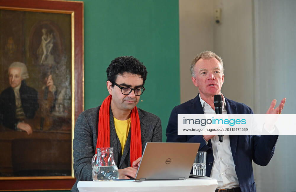 Pressekonferenz zur Programmpräsentation der Mozartwooche 2022 in Salzburg, am 19.05.21. Das Bild zeigt den Intendaten der Mozartwochen, Rolando Villazon und den Präsidenten der internationalen Stiftung Mozarteum, Johannes Honsig-Erlenburg vor einem Bild der Familie Mozart, während eines Vortrags vor Journalisten. 2021 - Pressekonferenz zur Programmpräsentation der Mozartwooche 2022 in Salzburg, am 19.05.21
