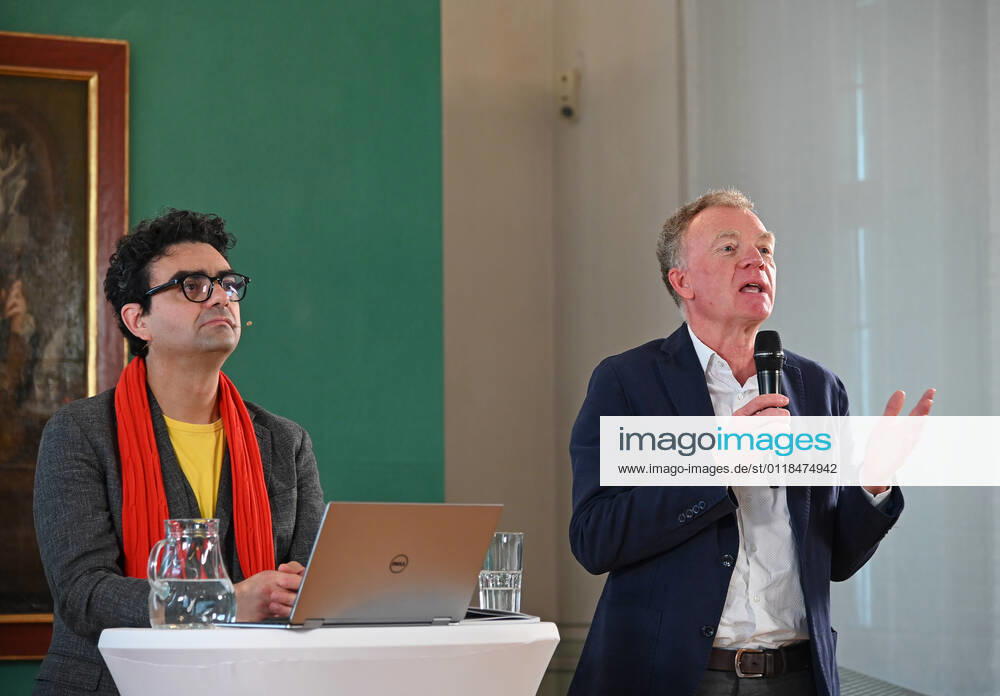 Pressekonferenz zur Programmpräsentation der Mozartwooche 2022 in Salzburg, am 19.05.21. Das Bild zeigt den Intendaten der Mozartwochen, Rolando Villazon und den Präsidenten der internationalen Stiftung Mozarteum, Johannes Honsig-Erlenburg vor einem Bild der Familie Mozart, während eines Vortrags vor Journalisten. 2021 - Pressekonferenz zur Programmpräsentation der Mozartwooche 2022 in Salzburg, am 19.05.21