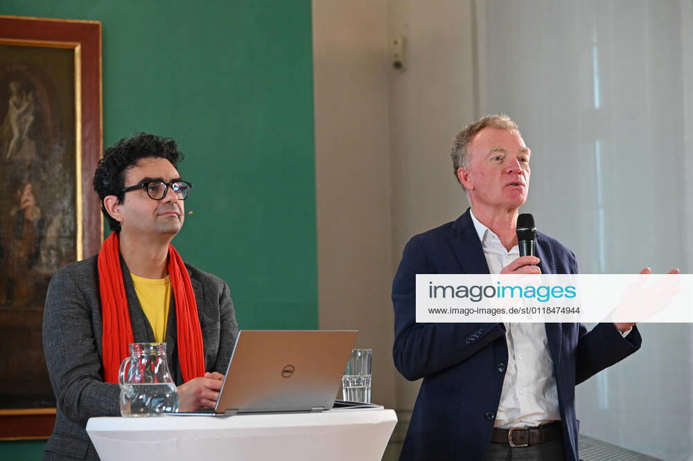 Pressekonferenz zur Programmpräsentation der Mozartwooche 2022 in Salzburg, am 19.05.21. Das Bild zeigt den Intendaten der Mozartwochen, Rolando Villazon und den Präsidenten der internationalen Stiftung Mozarteum, Johannes Honsig-Erlenburg vor einem Bild der Familie Mozart, während eines Vortrags vor Journalisten. 2021 - Pressekonferenz zur Programmpräsentation der Mozartwooche 2022 in Salzburg, am 19.05.21