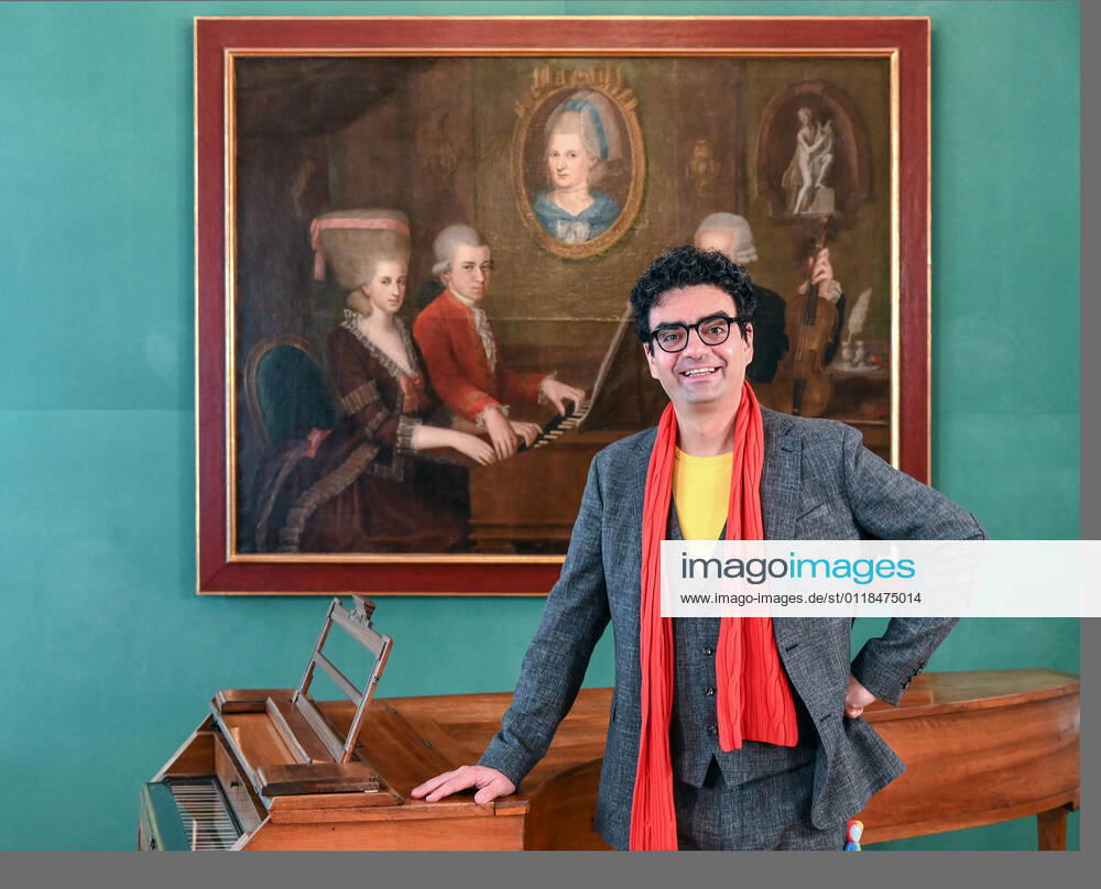 Pressekonferenz zur Programmpräsentation der Mozartwooche 2022 in Salzburg, am 19.05.21. Das Bild zeigt den Intendaten der Mozartwochen, Rolando Villazon vor einem Bild der Familie Mozart und einem Tasteninstrument. 2021 - Pressekonferenz zur Programmpräsentation der Mozartwooche 2022 in Salzburg, am 19.05.21