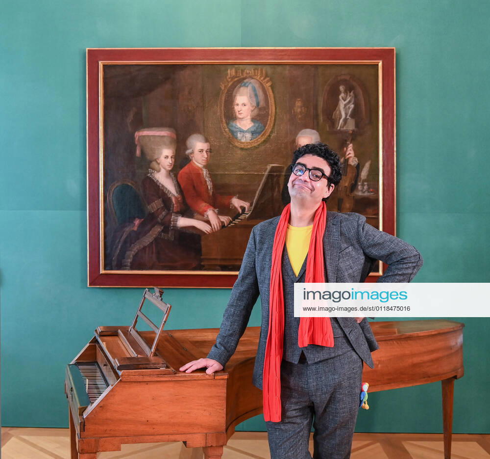 Pressekonferenz zur Programmpräsentation der Mozartwooche 2022 in Salzburg, am 19.05.21. Das Bild zeigt den Intendaten der Mozartwochen, Rolando Villazon vor einem Bild der Familie Mozart und einem Tasteninstrument. 2021 - Pressekonferenz zur Programmpräsentation der Mozartwooche 2022 in Salzburg, am 19.05.21
