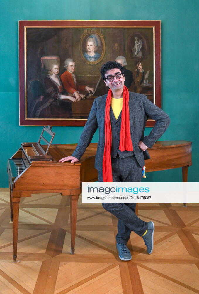 Pressekonferenz zur Programmpräsentation der Mozartwooche 2022 in Salzburg, am 19.05.21. Das Bild zeigt den Intendaten der Mozartwochen, Rolando Villazon vor einem Bild der Familie Mozart und einem Tasteninstrument. 2021 - Pressekonferenz zur Programmpräsentation der Mozartwooche 2022 in Salzburg, am 19.05.21
