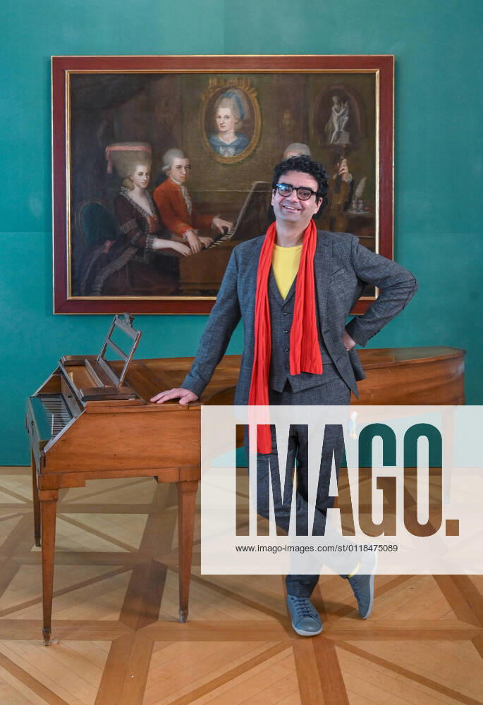 Pressekonferenz zur Programmpräsentation der Mozartwooche 2022 in Salzburg, am 19.05.21. Das Bild zeigt den Intendaten der Mozartwochen, Rolando Villazon vor einem Bild der Familie Mozart und einem Tasteninstrument. 2021 - Pressekonferenz zur Programmpräsentation der Mozartwooche 2022 in Salzburg, am 19.05.21