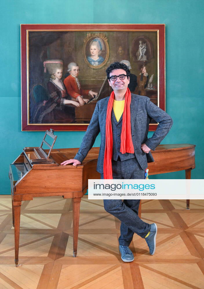 Pressekonferenz zur Programmpräsentation der Mozartwooche 2022 in Salzburg, am 19.05.21. Das Bild zeigt den Intendaten der Mozartwochen, Rolando Villazon vor einem Bild der Familie Mozart und einem Tasteninstrument. 2021 - Pressekonferenz zur Programmpräsentation der Mozartwooche 2022 in Salzburg, am 19.05.21