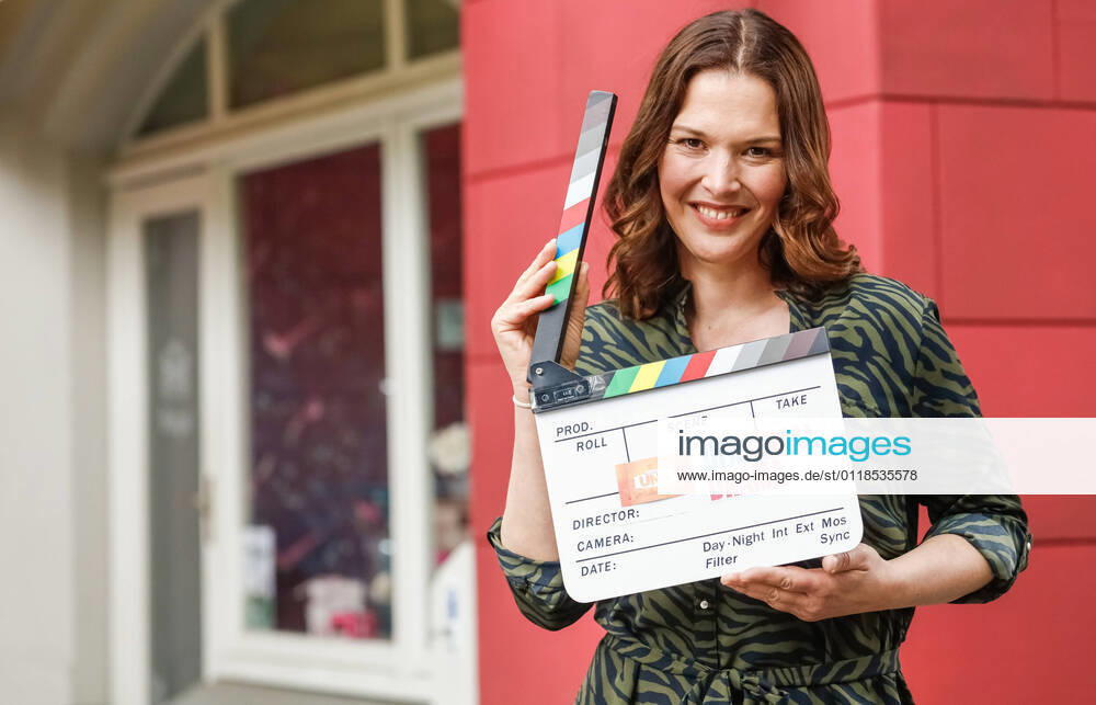 Bilder des Jahres 2021, Entertainment 05 Mai Entertainment Themen der Woche KW20 Koeln Großes Wiedersehen bei Unter uns : Schauspielerin Tatiani Katrantzi kehrt nach 23 Jahren zurueck in die Schillerallee Tatiani Katranzi. Großes Wiedersehen bei Unter uns : Schauspielerin Tatiani Katrantzi kehrt nach 23 Jahren zurück in die Schillerallee.
