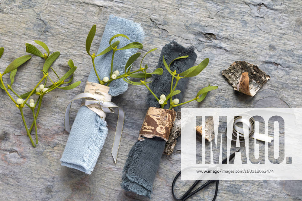 IMAGO Creative: Weihnachten, DIY, Geschenke verpacken - Nachhaltigkeit Laubholz-Mistel, Laubholzmistel (Viscum album subsp. album, Viscum album), Servietten-Ringe mit Mistel und Rinde dekoriert mistletoe (Viscum album subsp. album, Viscum album), napkin rings decorated with mistletoe and bark BLWS644209