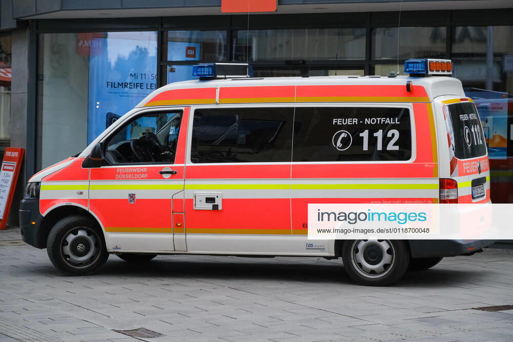Düsseldorf 21.05.2021 Rettungswagen RTW Krankenwagen Feuerwehr Notarzt Blaulicht Sondersignal Notfall Rettungseinsatz Drehlicht Düsseldorf Oberbilker Markt Nordrhein-Westfalen Deutschland