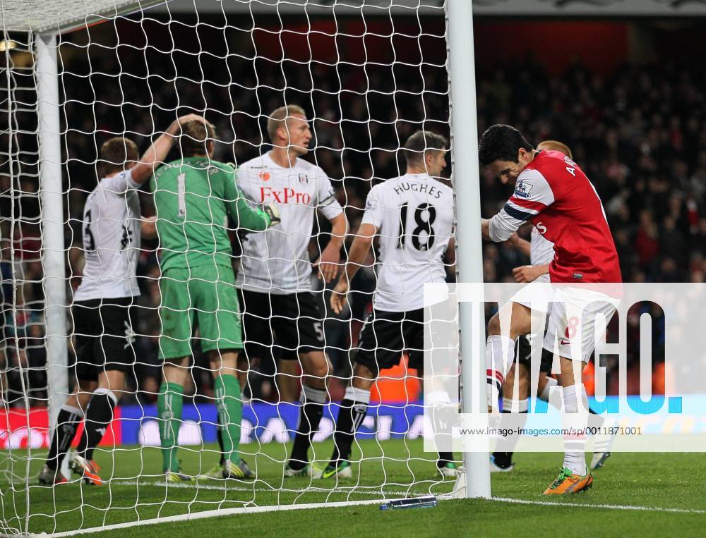 Arsenal s Mikel Arteta looks on dejected after missing a last minute penalty as Fulham s players celebrate.. - FC Arsenal vs FC Fulham - Premier League- Emirates Stadium, London- 10 11 12 - PicturexDavidxKlein xSportimage .