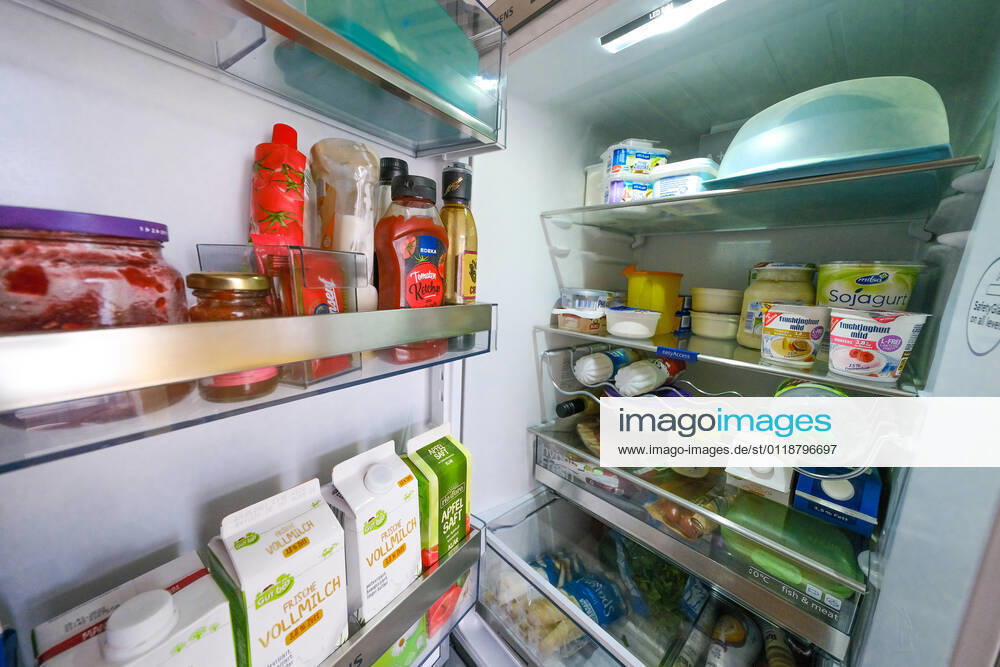 Düsseldorf 22.05.2021 prall gefüllter Kühlschrank offen offener offenen ( Eisschrank ) Lebensmittel Milch Getränke Käse Marmelade Ketchup Mandelmilch Essen Lebenshaltungskosten Warenlorb Energie Strom Stromkosten Energie-Effizienz Energieeffizienz Energieeinsparverordnung Energieverbrauch Nebenkosten Mietnebenkosten Flügeltür Flügeltüre frisch haltbar Lagerung Haltbarkeitsdatum Temperatur weisse Ware Vorrat Hasterkauf Hamsterkäufe Supermarkt Discounter Stromverbrauch Klimakiller Klima Umweltschutz Düsseldorf Nordrhein-Westfalen Deutschland