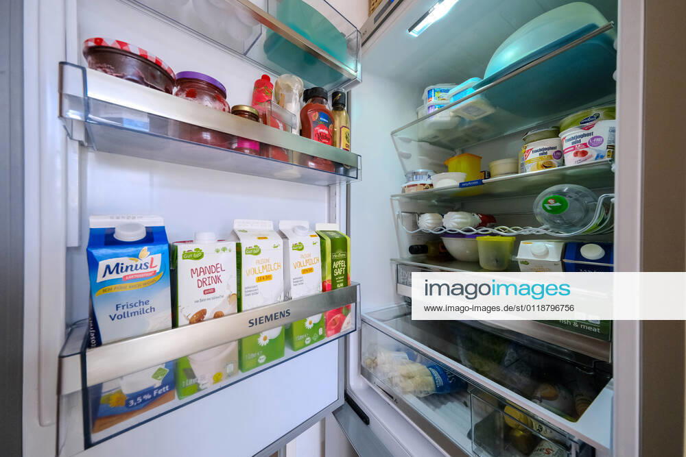 Düsseldorf 22.05.2021 prall gefüllter Kühlschrank offen offener offenen ( Eisschrank ) Lebensmittel Milch Getränke Käse Marmelade Ketchup Mandelmilch Essen Lebenshaltungskosten Warenlorb Energie Strom Stromkosten Energie-Effizienz Energieeffizienz Energieeinsparverordnung Energieverbrauch Nebenkosten Mietnebenkosten Flügeltür Flügeltüre frisch haltbar Lagerung Haltbarkeitsdatum Temperatur weisse Ware Vorrat Hasterkauf Hamsterkäufe Supermarkt Discounter Stromverbrauch Klimakiller Klima Umweltschutz Düsseldorf Nordrhein-Westfalen Deutschland