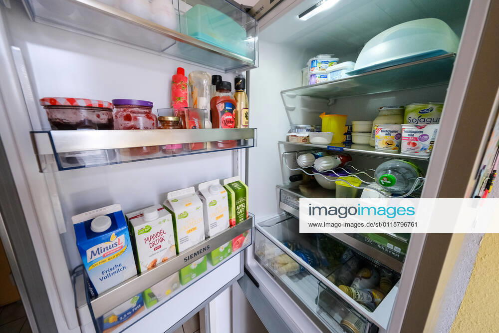 Düsseldorf 22.05.2021 prall gefüllter Kühlschrank offen offener offenen ( Eisschrank ) Lebensmittel Milch Getränke Käse Marmelade Ketchup Mandelmilch Essen Lebenshaltungskosten Warenlorb Energie Strom Stromkosten Energie-Effizienz Energieeffizienz Energieeinsparverordnung Energieverbrauch Nebenkosten Mietnebenkosten Flügeltür Flügeltüre frisch haltbar Lagerung Haltbarkeitsdatum Temperatur weisse Ware Vorrat Hasterkauf Hamsterkäufe Supermarkt Discounter Stromverbrauch Klimakiller Klima Umweltschutz Düsseldorf Nordrhein-Westfalen Deutschland