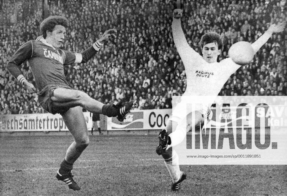 1. FC Kaiserslautern - FC Bayern München 2:1 - Klaus Toppmöller (Lautern, li.) gegen Klaus Augenthaler (Bayern)