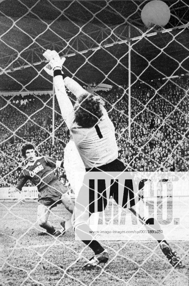 1. FC Kaiserslautern - FC Bayern München 2:1 - Klaus Toppmöller (Lautern, li.) erzielt das Tor zum 1:0 gegen Torwart Sepp Maier (Bayern)
