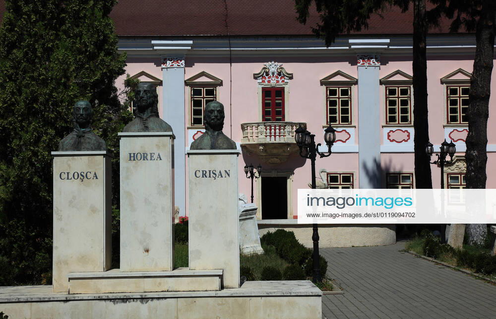 Deva, Diemrich. Schloss Magna Curia, im 16. Jahrhundert im Renaissancestil errichtet, mit Büsten von Horia, Closca und Crisan, den Anführern des Horea-Aufstandes, Siebenbürgen, Rumänien Deva, Diemrich. Magna Curia Castle, built in the 16th century in Renaissance style, with busts of Horia, Closca and Crisan, the leaders of the Horea Uprising, Transylvania, Romania (Aufnahmedatum kann abweichen)
