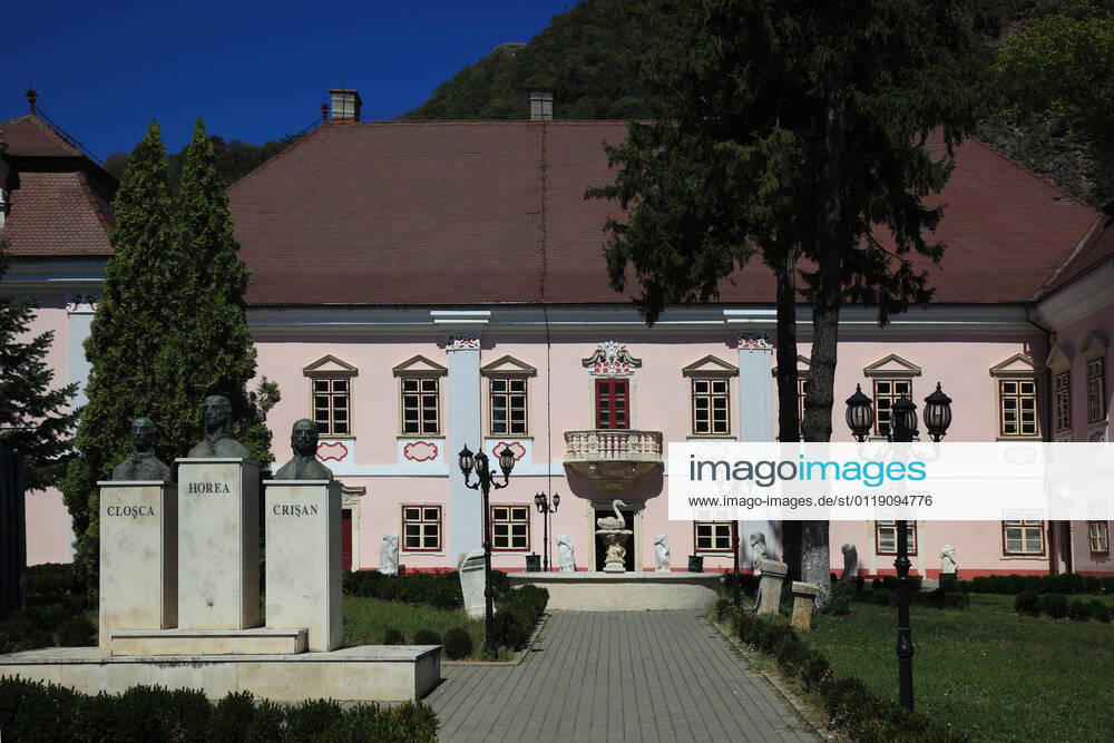 Deva, Diemrich. Schloss Magna Curia, im 16. Jahrhundert im Renaissancestil errichtet, mit Büsten von Horia, Closca und Crisan, den Anführern des Horea-Aufstandes, Siebenbürgen, Rumänien Deva, Diemrich. Magna Curia Castle, built in the 16th century in Renaissance style, with busts of Horia, Closca and Crisan, the leaders of the Horea Uprising, Transylvania, Romania (Aufnahmedatum kann abweichen)