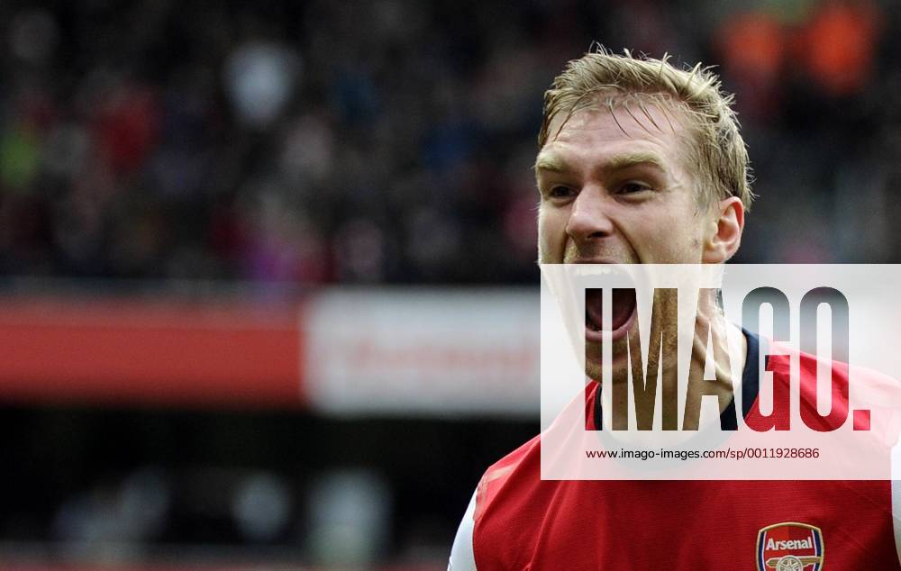 Premier League - Football - Arsenal FC London v Tottenham Hotspur - Per Mertesacker celebrates his goal