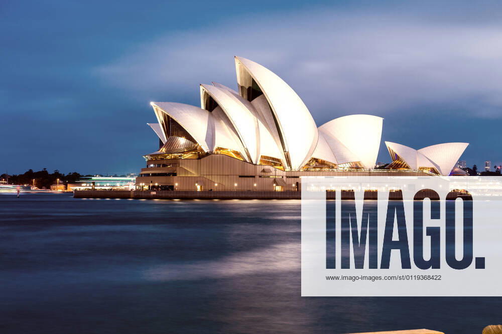 Architektur von Jorn Utzon SYDNEY - OCTOBER 12, 2015: The Sydney Opera House. It was designed by Danish architect Jorn Utzon.