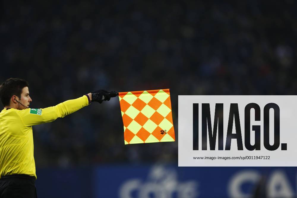 Football - soccer: first division germany, 1. Bundesliga 2012 2013, Hamburger SV (HSV) - 1. FSV Mainz 05, Symbolfoto eines Linienrichters xPhilippxSzyzax ZWEIx